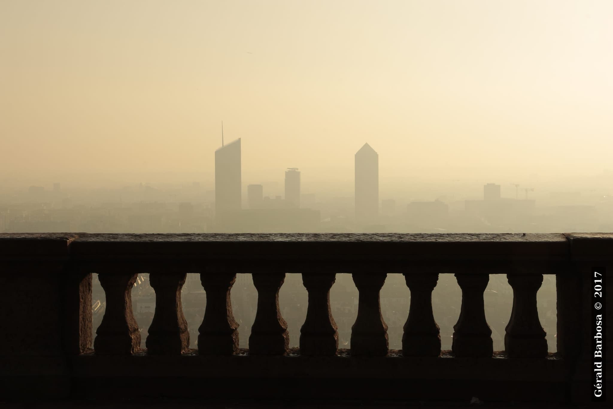 Lyon dans la brume