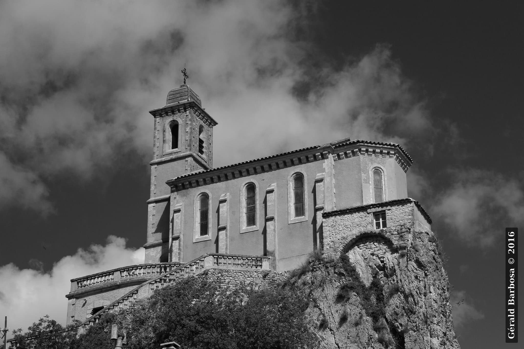 L'église de Pierrelongue