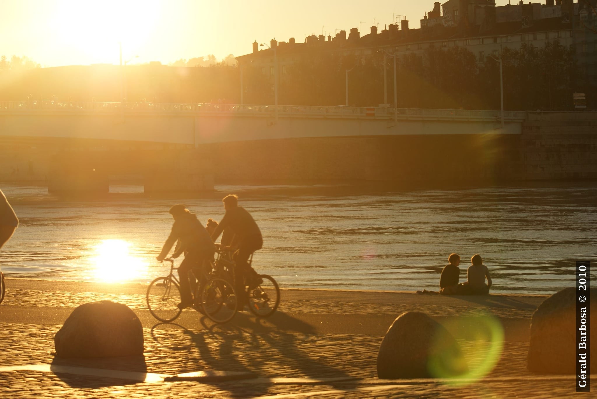 A bicyclette et à contre-jour, Lyon (2010) - Gérald Barbosa